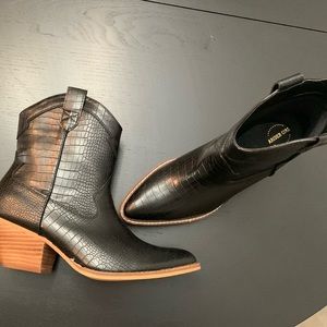 NWOT - aRider Girl Dolce boots- faux snakeskin, black, slide-on- size 10